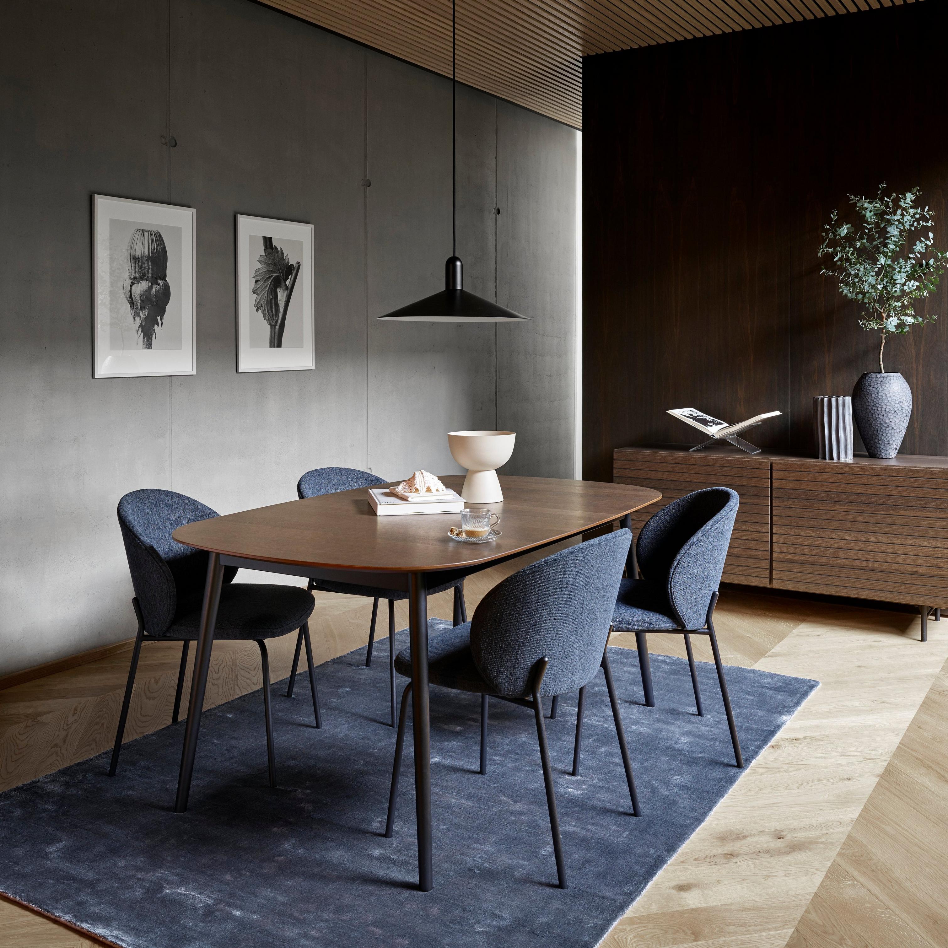 ボーコンセプト公式掲載の木調Kingstonダイニングテーブルと青い張地のチェアを配置した空間