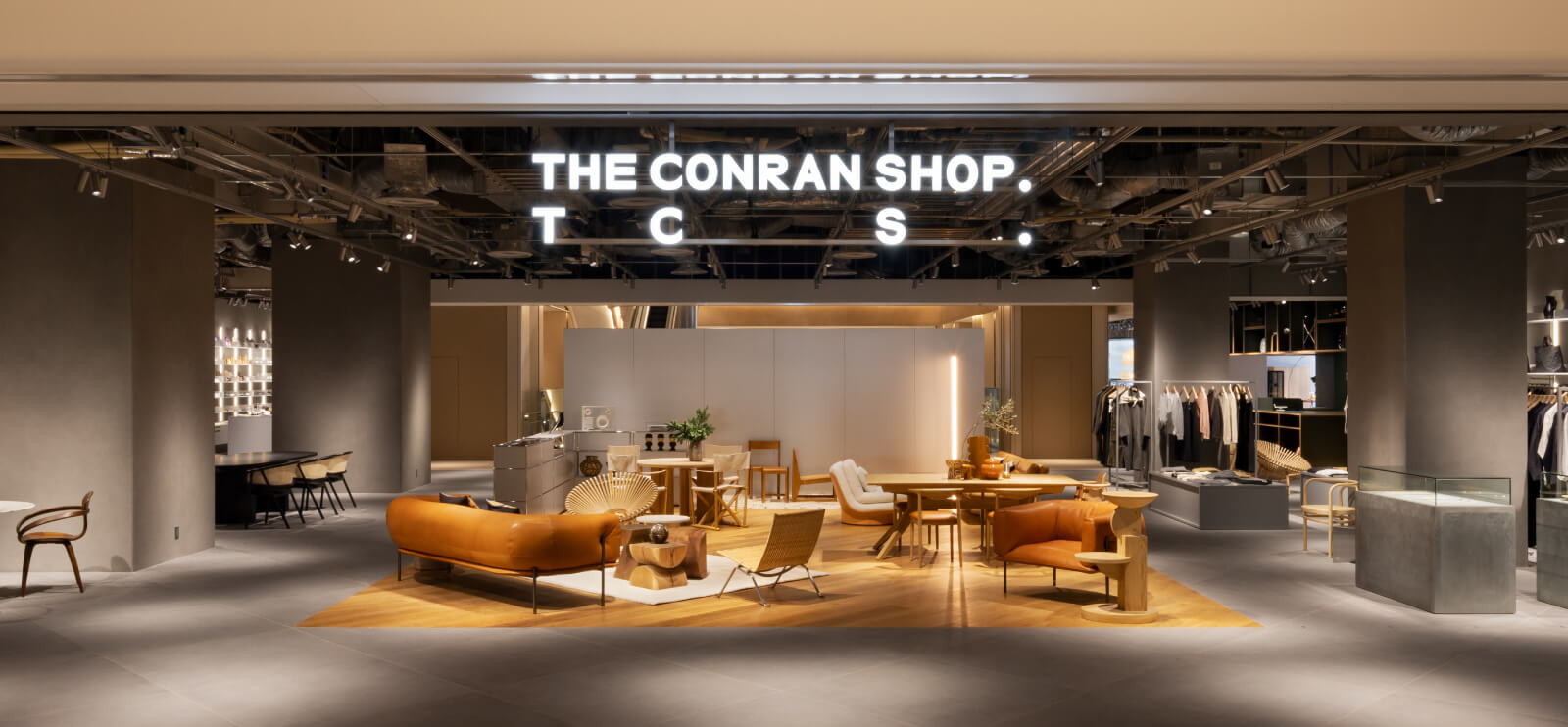麻布台ヒルズのTHE CONRAN SHOP東京店の入口と家具展示
