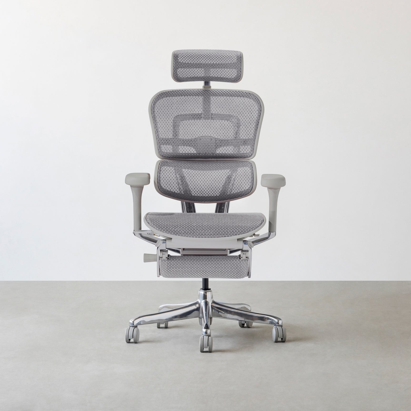 KANADEMONO公式掲載のグレーのErgohuman Pro2 Ottoman、ヘッドレストと収納式オットマンを備えるチェア