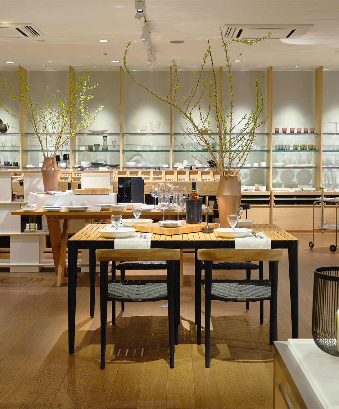 LIVING MOTIF 1Fのテーブルウェアとダイニング展示