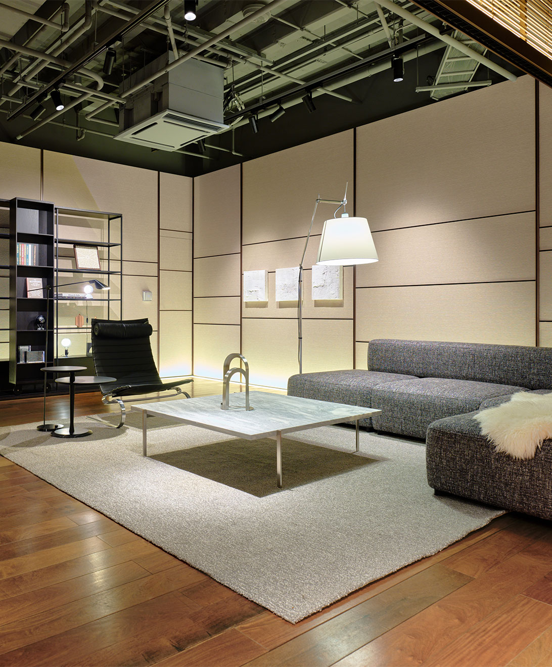LIVING MOTIF 2Fのソファ・照明・ラグの展示