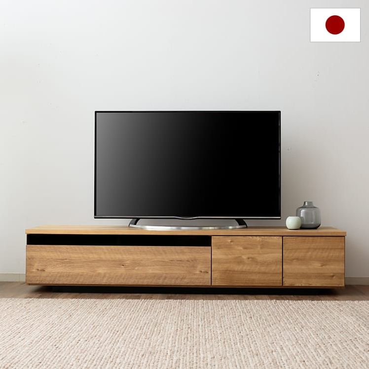 LOWYA公式掲載のデロンテ幅180cmテレビ台の木目調使用例