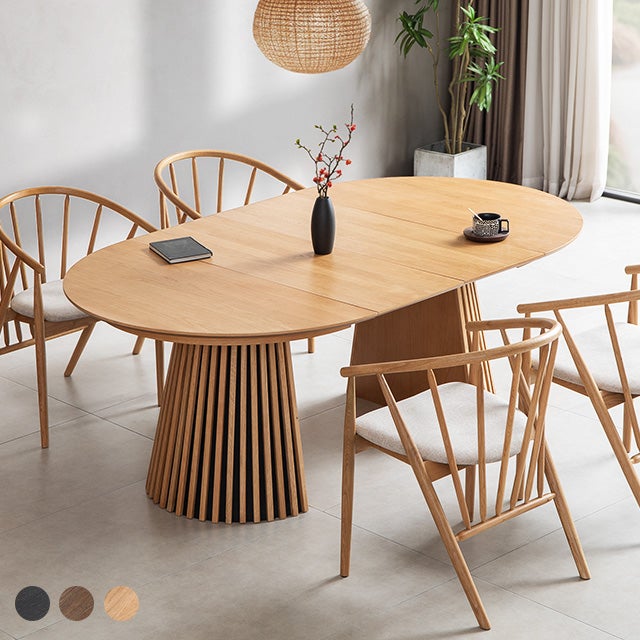 MODERN DECOのオーク系伸長ダイニングテーブルと椅子を組み合わせた掲載例