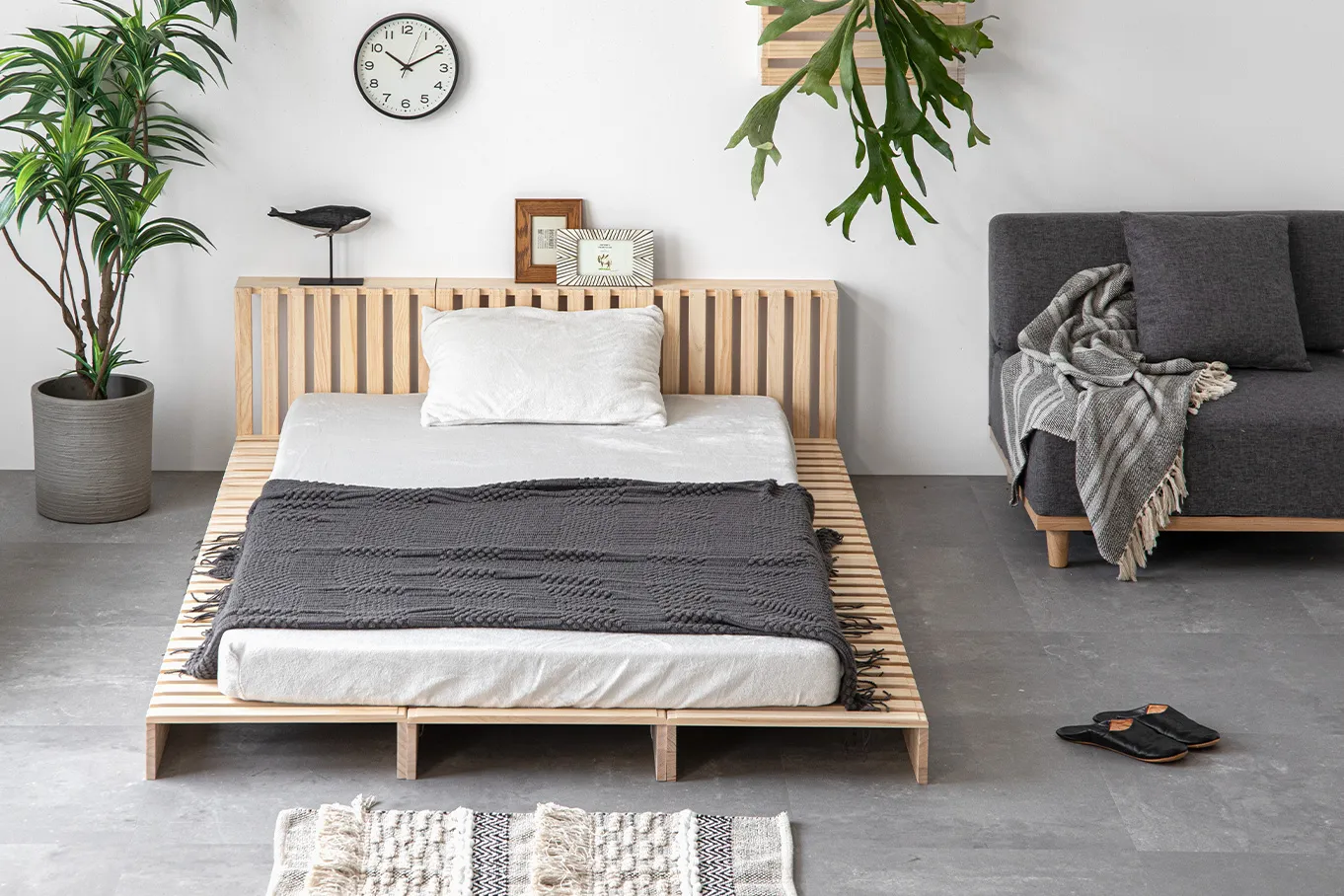 MODERN DECO公式のパレットベッドとソファを組み合わせたナチュラルな空間例