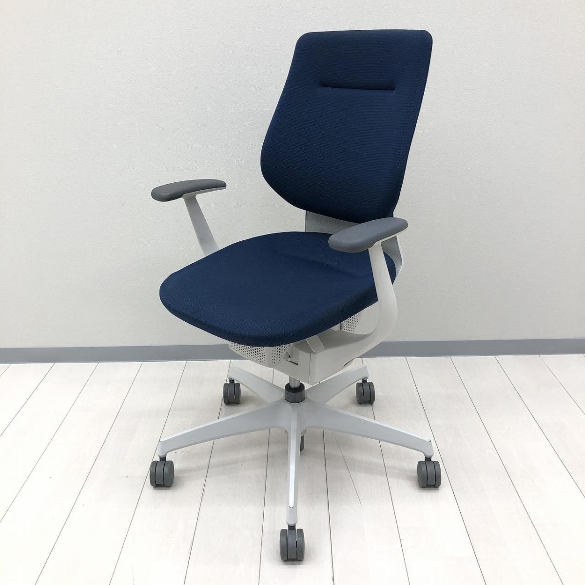 オフィスバスターズ公式の青いイングチェア一脚と白いフレーム、固定肘