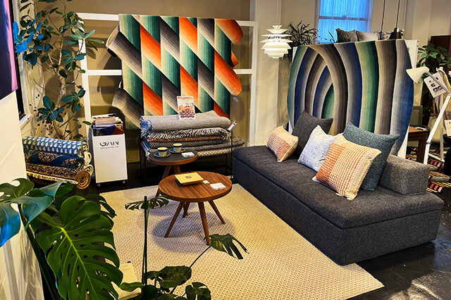REAL Style本店の家具とラグを組み合わせた展示